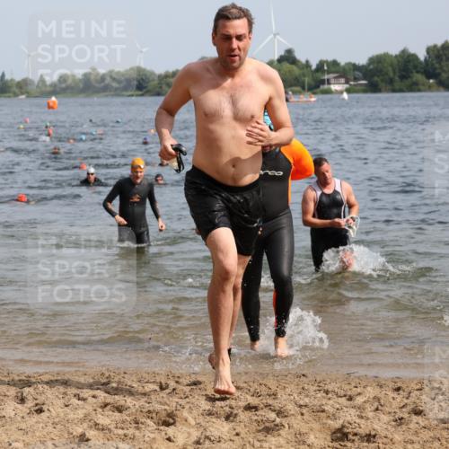 15.06.2025 - 27. Vierlanden-Triathlon Lena Gebhardt http://msf.ph/oto/8008554 15.06.2025 10:06:06 Schwimmen 362, 369, 370, 372, 381, 410, 418, 448, 455 meine-sportfotos.de