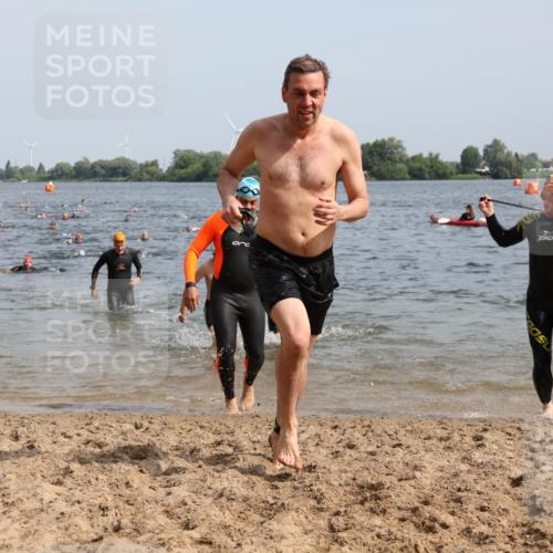 15.06.2025 - 27. Vierlanden-Triathlon Lena Gebhardt http://msf.ph/oto/8008579 15.06.2025 10:06:07 Schwimmen 362, 369, 370, 381, 410, 418, 448, 455 meine-sportfotos.de