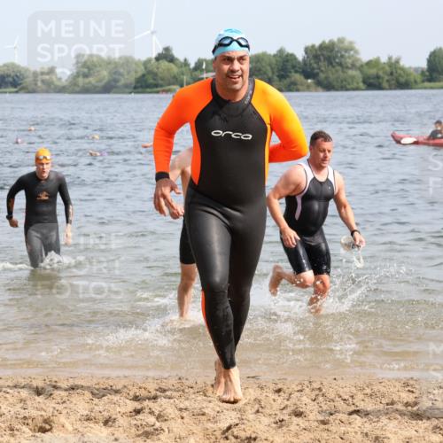 15.06.2025 - 27. Vierlanden-Triathlon Lena Gebhardt http://msf.ph/oto/8008598 15.06.2025 10:06:08 Schwimmen 362, 369, 370, 381, 410, 418, 448, 455 meine-sportfotos.de