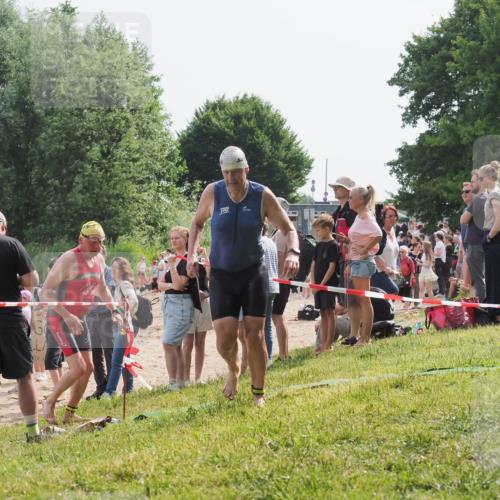15.06.2025 - 27. Vierlanden-Triathlon KatJ http://msf.ph/oto/8008617 15.06.2025 10:07:00 Schwimmen 131, 367, 388, 396, 429, 457, 467 meine-sportfotos.de