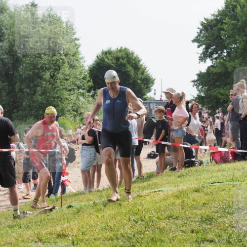 15.06.2025 - 27. Vierlanden-Triathlon KatJ http://msf.ph/oto/8008626 15.06.2025 10:07:00 Schwimmen 131, 367, 388, 396, 429, 457, 467 meine-sportfotos.de