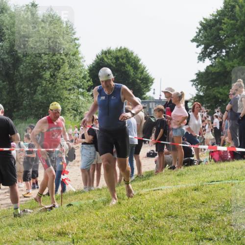 15.06.2025 - 27. Vierlanden-Triathlon KatJ http://msf.ph/oto/8008630 15.06.2025 10:07:00 Schwimmen 131, 367, 388, 396, 429, 457, 467 meine-sportfotos.de