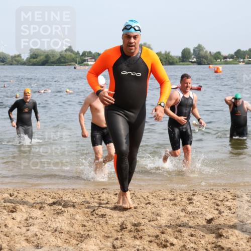 15.06.2025 - 27. Vierlanden-Triathlon Lena Gebhardt http://msf.ph/oto/8008632 15.06.2025 10:06:09 Schwimmen 362, 369, 370, 381, 418, 447, 448, 455 meine-sportfotos.de