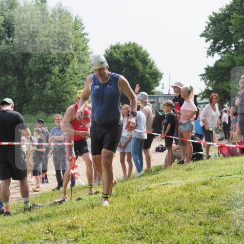 15.06.2025 - 27. Vierlanden-Triathlon KatJ http://msf.ph/oto/8008636 15.06.2025 10:07:00 Schwimmen 131, 367, 388, 396, 429, 457, 467 meine-sportfotos.de