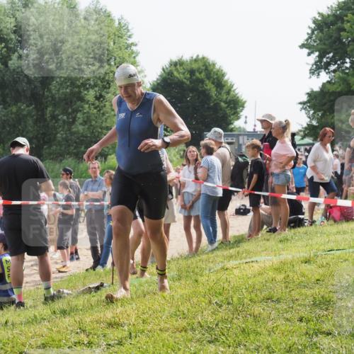 15.06.2025 - 27. Vierlanden-Triathlon KatJ http://msf.ph/oto/8008651 15.06.2025 10:07:01 Schwimmen 131, 388, 396, 429, 467 meine-sportfotos.de