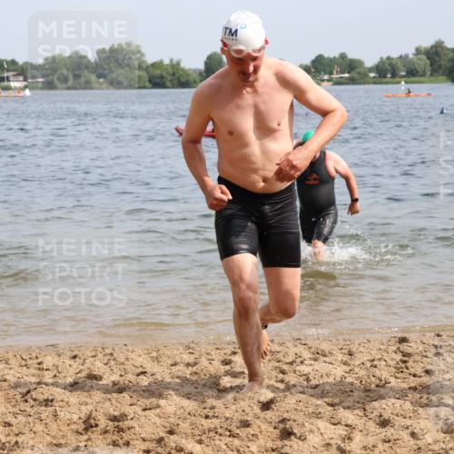15.06.2025 - 27. Vierlanden-Triathlon Lena Gebhardt http://msf.ph/oto/8008662 15.06.2025 10:06:11 Schwimmen 362, 369, 370, 381, 418, 447, 448, 455 meine-sportfotos.de