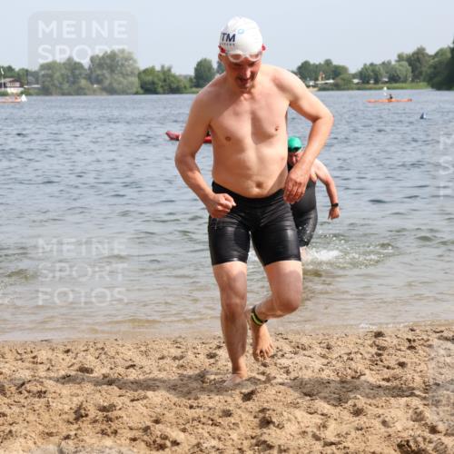 15.06.2025 - 27. Vierlanden-Triathlon Lena Gebhardt http://msf.ph/oto/8008676 15.06.2025 10:06:11 Schwimmen 362, 369, 370, 381, 418, 447, 448, 455 meine-sportfotos.de