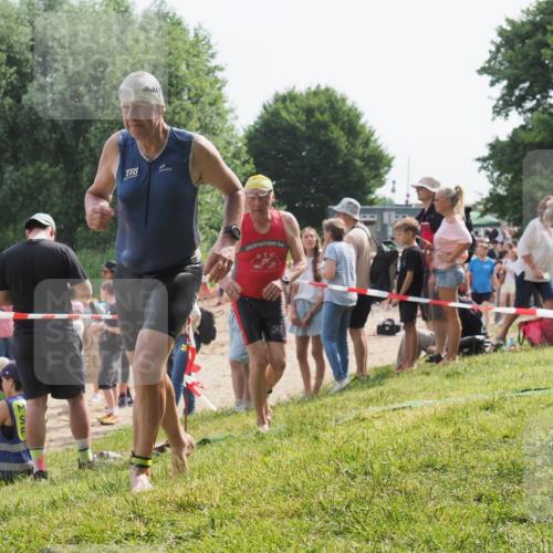 15.06.2025 - 27. Vierlanden-Triathlon KatJ http://msf.ph/oto/8008679 15.06.2025 10:07:01 Schwimmen 131, 388, 396, 429, 467 meine-sportfotos.de