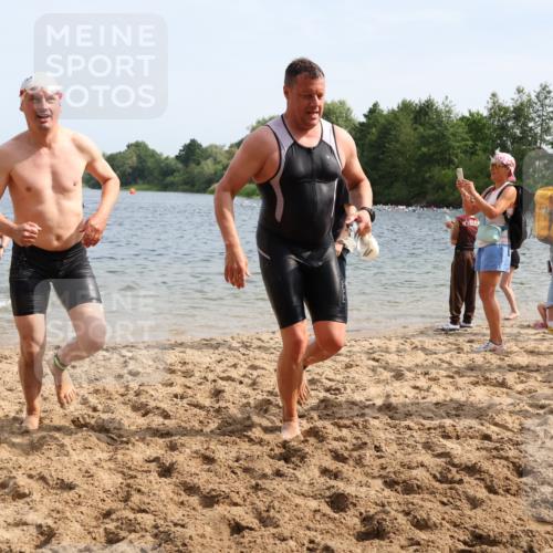 15.06.2025 - 27. Vierlanden-Triathlon Lena Gebhardt http://msf.ph/oto/8008691 15.06.2025 10:06:12 Schwimmen 362, 369, 370, 381, 418, 447, 448, 455 meine-sportfotos.de