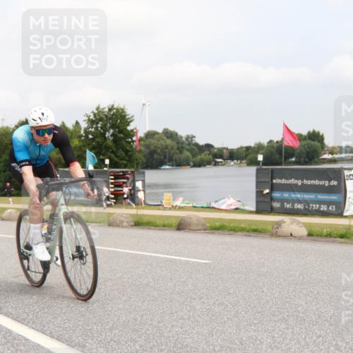 21.06.2025 - 27. Vierlanden-Triathlon H.Heesch http://msf.ph/oto/8008697 15.06.2025 12:19:17 Radfahren 722, 973 meine-sportfotos.de