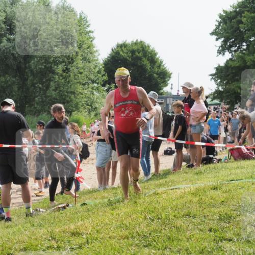 15.06.2025 - 27. Vierlanden-Triathlon KatJ http://msf.ph/oto/8008698 15.06.2025 10:07:02 Schwimmen 131, 376, 396, 429, 467 meine-sportfotos.de