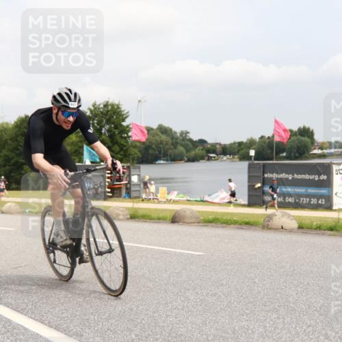 21.06.2025 - 27. Vierlanden-Triathlon H.Heesch http://msf.ph/oto/8008702 15.06.2025 12:19:32 Radfahren 947 meine-sportfotos.de