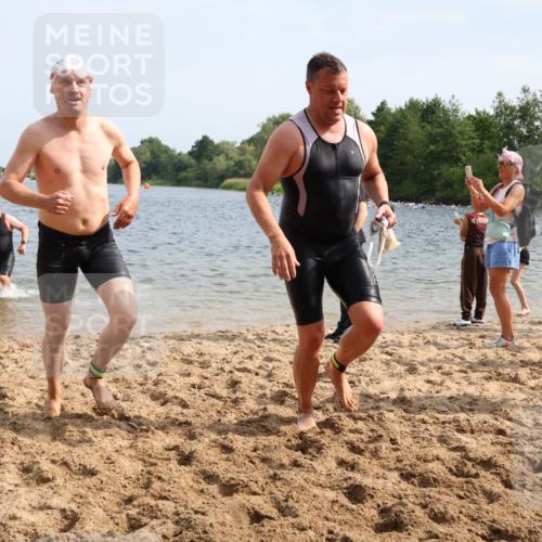 15.06.2025 - 27. Vierlanden-Triathlon Lena Gebhardt http://msf.ph/oto/8008706 15.06.2025 10:06:12 Schwimmen 362, 369, 370, 381, 418, 447, 448, 455 meine-sportfotos.de