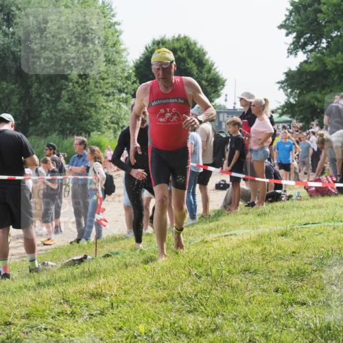15.06.2025 - 27. Vierlanden-Triathlon KatJ http://msf.ph/oto/8008720 15.06.2025 10:07:02 Schwimmen 131, 376, 396, 429, 467 meine-sportfotos.de