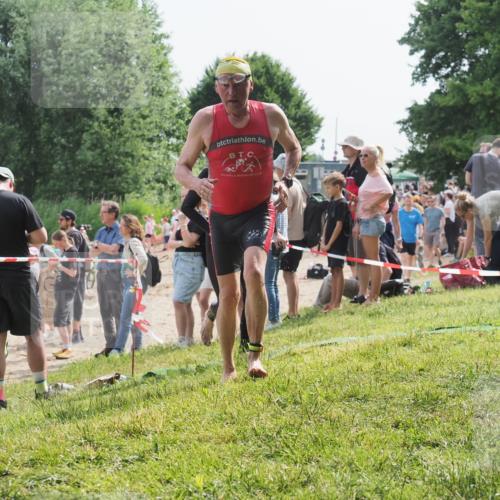 15.06.2025 - 27. Vierlanden-Triathlon KatJ http://msf.ph/oto/8008731 15.06.2025 10:07:03 Schwimmen 131, 376, 396, 429, 467 meine-sportfotos.de