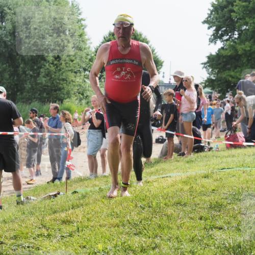 15.06.2025 - 27. Vierlanden-Triathlon KatJ http://msf.ph/oto/8008748 15.06.2025 10:07:03 Schwimmen 131, 376, 396, 429, 467 meine-sportfotos.de