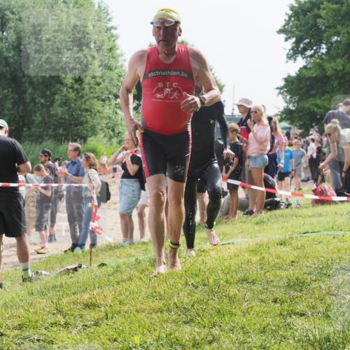 15.06.2025 - 27. Vierlanden-Triathlon KatJ http://msf.ph/oto/8008753 15.06.2025 10:07:03 Schwimmen 131, 376, 396, 429, 467 meine-sportfotos.de