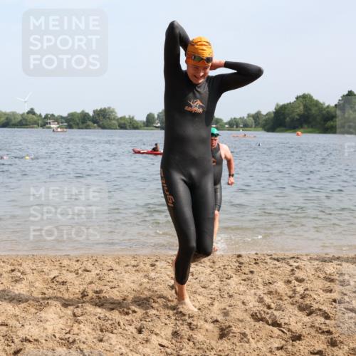 15.06.2025 - 27. Vierlanden-Triathlon Lena Gebhardt http://msf.ph/oto/8008798 15.06.2025 10:06:15 Schwimmen 369, 370, 381, 418, 447, 448, 455 meine-sportfotos.de