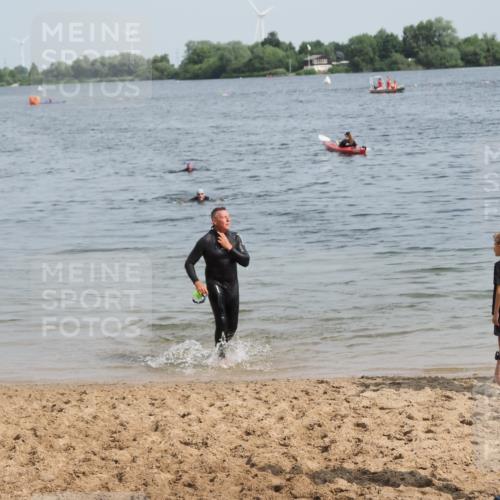 21.06.2025 - 27. Vierlanden-Triathlon MichiJ http://msf.ph/oto/8008813 15.06.2026 10:09:27 Schwimmen 421 meine-sportfotos.de