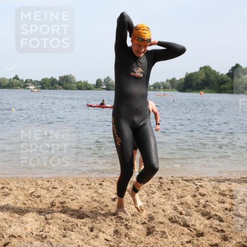 15.06.2025 - 27. Vierlanden-Triathlon Lena Gebhardt http://msf.ph/oto/8008815 15.06.2025 10:06:15 Schwimmen 369, 370, 381, 418, 447, 448, 455 meine-sportfotos.de