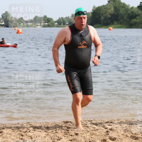 15.06.2025 - 27. Vierlanden-Triathlon Lena Gebhardt http://msf.ph/oto/8008856 15.06.2025 10:06:16 Schwimmen 369, 370, 381, 418, 447, 448, 455 meine-sportfotos.de