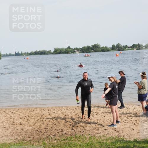 21.06.2025 - 27. Vierlanden-Triathlon MichiJ http://msf.ph/oto/8008878 15.06.2026 10:09:33 Schwimmen 421 meine-sportfotos.de