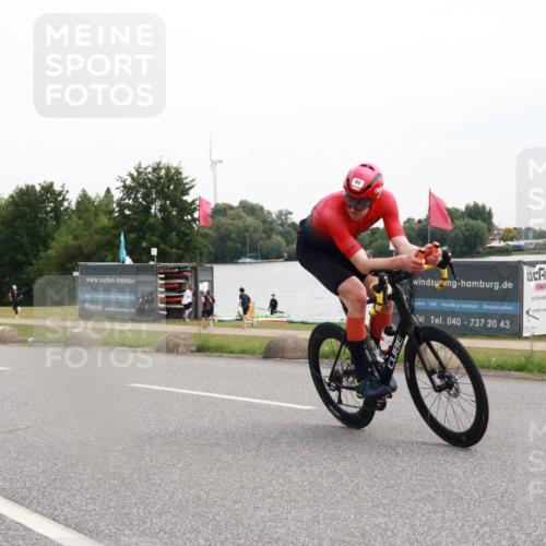 15.06.2025 - 27. Vierlanden-Triathlon H.Heesch http://msf.ph/oto/8008880 15.06.2025 10:50:58 Radfahren 80, 448 meine-sportfotos.de