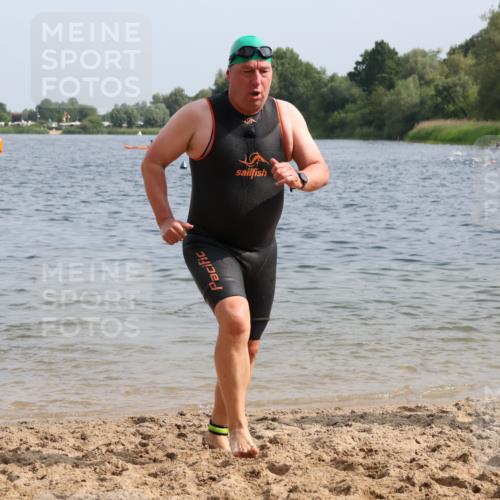 15.06.2025 - 27. Vierlanden-Triathlon Lena Gebhardt http://msf.ph/oto/8008886 15.06.2025 10:06:17 Schwimmen 369, 370, 381, 394, 418, 447, 448, 455 meine-sportfotos.de
