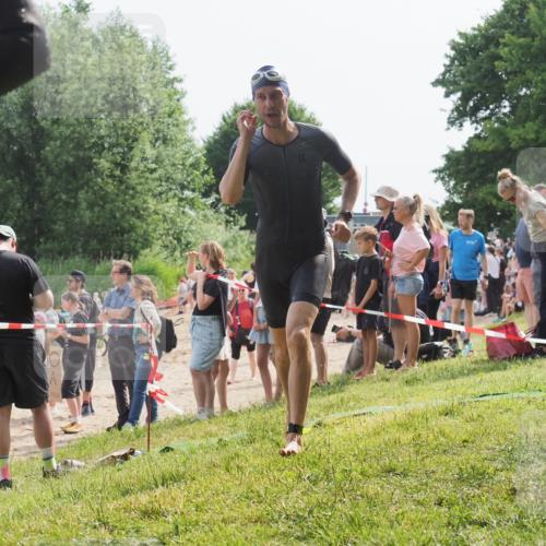 15.06.2025 - 27. Vierlanden-Triathlon KatJ http://msf.ph/oto/8008901 15.06.2025 10:07:11 Schwimmen 131, 376, 462 meine-sportfotos.de