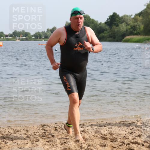 15.06.2025 - 27. Vierlanden-Triathlon Lena Gebhardt http://msf.ph/oto/8008904 15.06.2025 10:06:17 Schwimmen 369, 370, 381, 394, 418, 447, 448, 455 meine-sportfotos.de