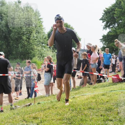 15.06.2025 - 27. Vierlanden-Triathlon KatJ http://msf.ph/oto/8008908 15.06.2025 10:07:11 Schwimmen 131, 376, 462 meine-sportfotos.de