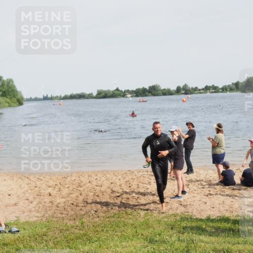 21.06.2025 - 27. Vierlanden-Triathlon MichiJ http://msf.ph/oto/8008912 15.06.2026 10:09:35 Schwimmen 421 meine-sportfotos.de