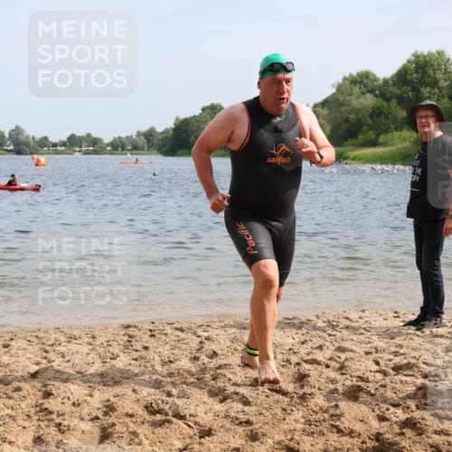 15.06.2025 - 27. Vierlanden-Triathlon Lena Gebhardt http://msf.ph/oto/8008943 15.06.2025 10:06:18 Schwimmen 369, 370, 381, 394, 418, 447, 455 meine-sportfotos.de