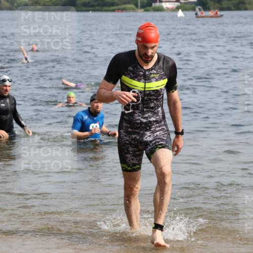 15.06.2025 - 27. Vierlanden-Triathlon Lena Gebhardt http://msf.ph/oto/8008957 15.06.2025 10:06:23 Schwimmen 370, 394, 434, 447, 455 meine-sportfotos.de