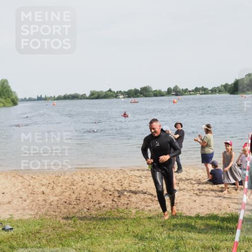 21.06.2025 - 27. Vierlanden-Triathlon MichiJ http://msf.ph/oto/8008970 15.06.2026 10:09:35 Schwimmen 421 meine-sportfotos.de