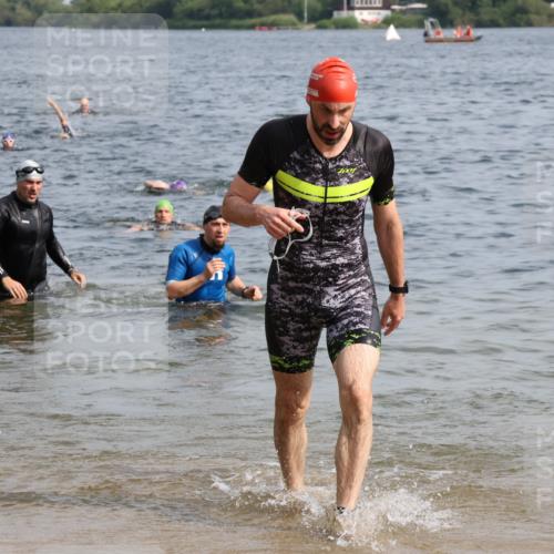 15.06.2025 - 27. Vierlanden-Triathlon Lena Gebhardt http://msf.ph/oto/8008971 15.06.2025 10:06:23 Schwimmen 370, 394, 434, 447, 455 meine-sportfotos.de