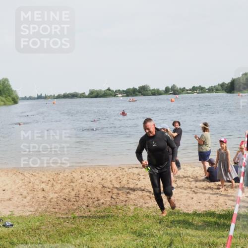 21.06.2025 - 27. Vierlanden-Triathlon MichiJ http://msf.ph/oto/8008983 15.06.2026 10:09:36 Schwimmen 421 meine-sportfotos.de