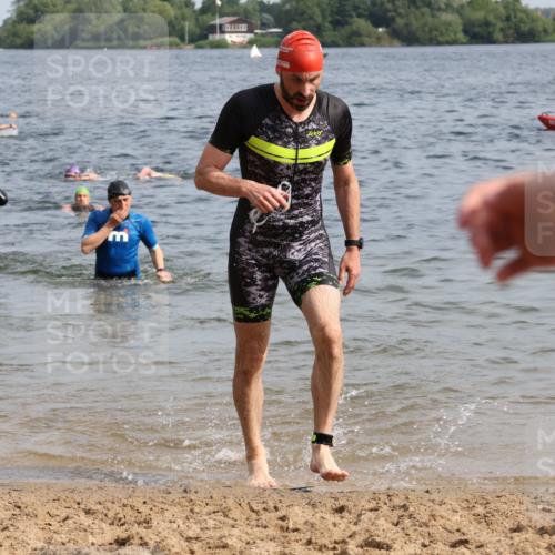 15.06.2025 - 27. Vierlanden-Triathlon Lena Gebhardt http://msf.ph/oto/8008990 15.06.2025 10:06:24 Schwimmen 370, 394, 434, 447 meine-sportfotos.de