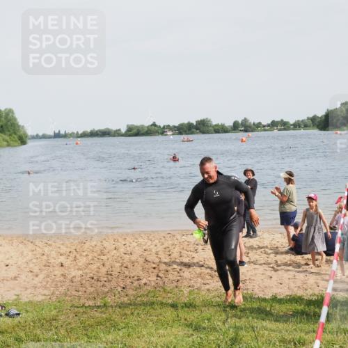 21.06.2025 - 27. Vierlanden-Triathlon MichiJ http://msf.ph/oto/8008994 15.06.2026 10:09:36 Schwimmen 421 meine-sportfotos.de