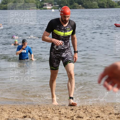 15.06.2025 - 27. Vierlanden-Triathlon Lena Gebhardt http://msf.ph/oto/8008997 15.06.2025 10:06:24 Schwimmen 370, 394, 434, 447 meine-sportfotos.de