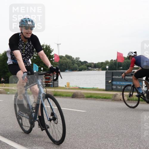 15.06.2025 - 27. Vierlanden-Triathlon H.Heesch http://msf.ph/oto/8009010 15.06.2025 10:52:03 Radfahren 382, 435, 623 meine-sportfotos.de
