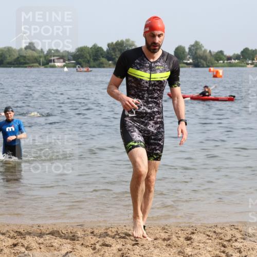 15.06.2025 - 27. Vierlanden-Triathlon Lena Gebhardt http://msf.ph/oto/8009012 15.06.2025 10:06:25 Schwimmen 394, 434, 440, 447 meine-sportfotos.de