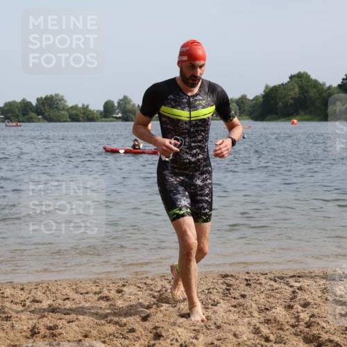 15.06.2025 - 27. Vierlanden-Triathlon Lena Gebhardt http://msf.ph/oto/8009039 15.06.2025 10:06:26 Schwimmen 394, 434, 440, 447 meine-sportfotos.de