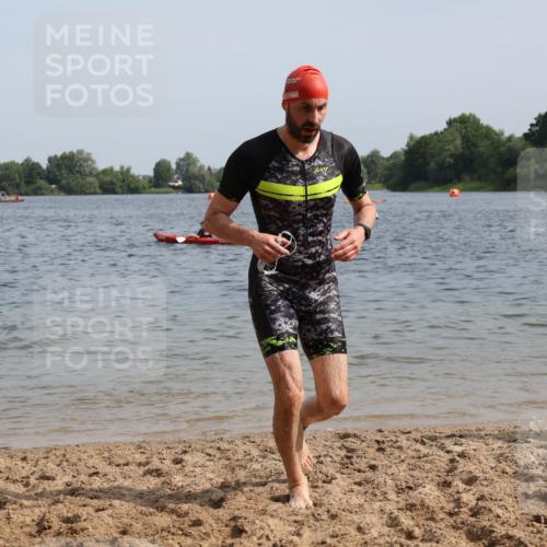 15.06.2025 - 27. Vierlanden-Triathlon Lena Gebhardt http://msf.ph/oto/8009054 15.06.2025 10:06:27 Schwimmen 394, 434, 440, 447 meine-sportfotos.de