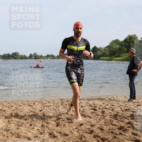 15.06.2025 - 27. Vierlanden-Triathlon Lena Gebhardt http://msf.ph/oto/8009065 15.06.2025 10:06:27 Schwimmen 394, 434, 440, 447 meine-sportfotos.de