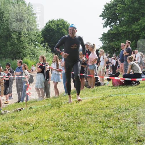 15.06.2025 - 27. Vierlanden-Triathlon KatJ http://msf.ph/oto/8009071 15.06.2025 10:07:23 Schwimmen 374, 383, 414, 431, 459 meine-sportfotos.de