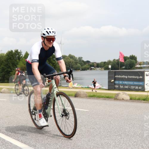 21.06.2025 - 27. Vierlanden-Triathlon H.Heesch http://msf.ph/oto/8009077 15.06.2025 12:19:50 Radfahren 678, 743, 903 meine-sportfotos.de