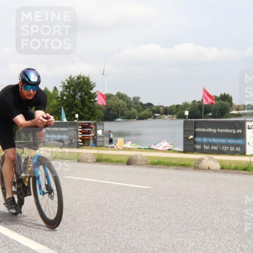 21.06.2025 - 27. Vierlanden-Triathlon H.Heesch http://msf.ph/oto/8009098 15.06.2025 12:19:58 Radfahren 782, 903 meine-sportfotos.de