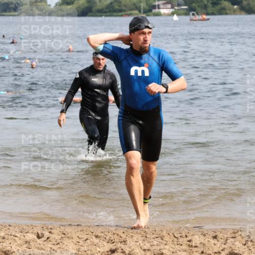 15.06.2025 - 27. Vierlanden-Triathlon Lena Gebhardt http://msf.ph/oto/8009121 15.06.2025 10:06:30 Schwimmen 394, 434, 440 meine-sportfotos.de