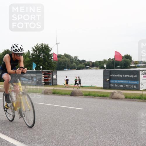 15.06.2025 - 27. Vierlanden-Triathlon H.Heesch http://msf.ph/oto/8009131 15.06.2025 10:52:39 Radfahren 234, 564 meine-sportfotos.de